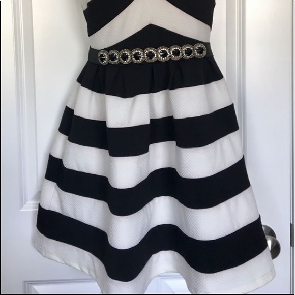 CALS SUPER CUTE BLACK & WHITE DRESS 👗 - Picture 2 of 5
